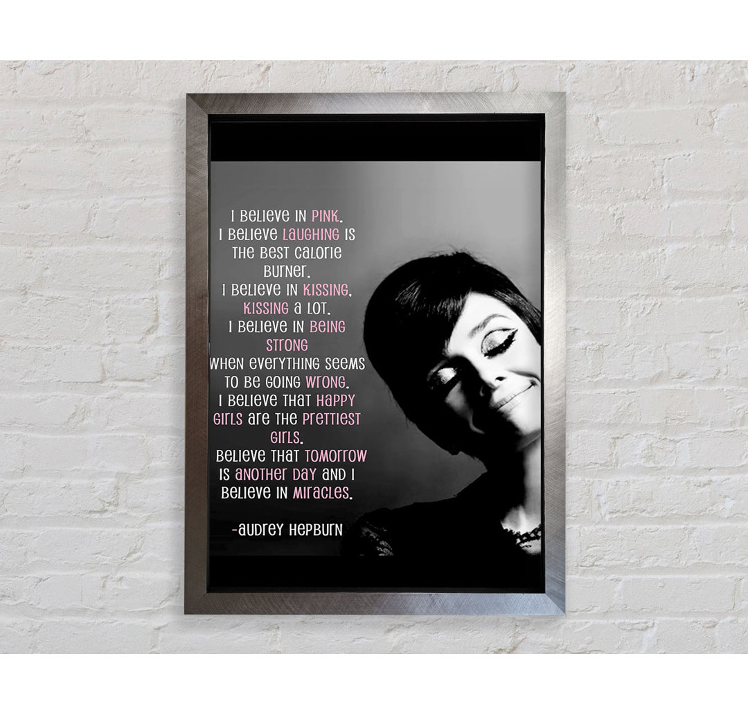 Motivationszitat Audrey Hepburn I Believe In Pink Portrait - Druck