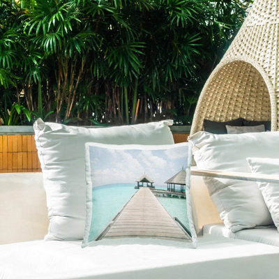Coussin décoratif d'extérieur imprimé tropical Long Pier par Noah Bay