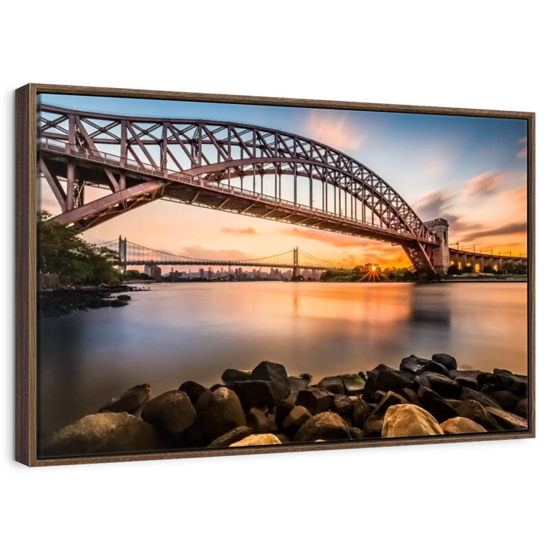 Pont Triboro au coucher du soleil, Cadre flottant en noyer, 31 po x 21 po