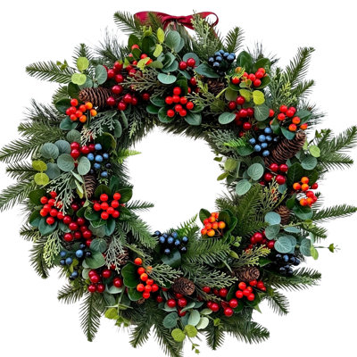 Couronne de Noël artificielle de 60 cm (23,6 pouces), ornée de baies rouges et bleues, de pommes de pin et de feuilles d'eucalyptus, décoration de porte hivernale en fausse verdure, convient à une utilisation intérieure et extérieure.