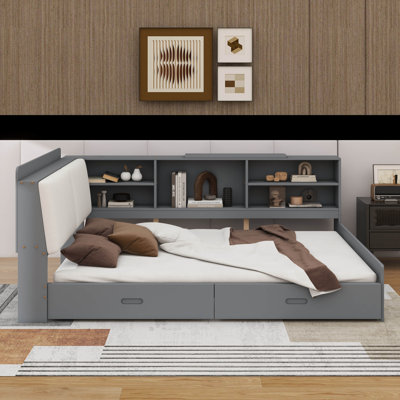 Un lit plateforme spacieux en bois avec une tête de lit, des tablettes et des tiroirs