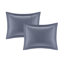 Lit simple avec édredon rayé et draps - Coussin calme bleu gris serein et