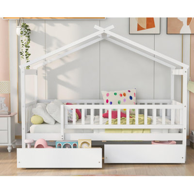 Lit simple en bois pour la chambre