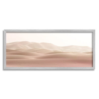 «Pink Sunburnt Sandy Dessert Distant Hills Landscape», art mural par Kim Allen