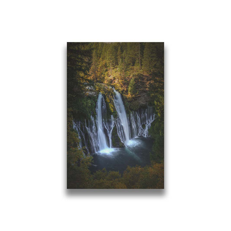Burney Falls II, vertical par Kelly Wade. Impression sur papier - Montée et encadrée, H 34 po x l 49 po