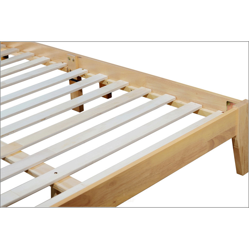 Grand lit en bois d'hévéa avec tête de lit en rotin et pieds de soutien