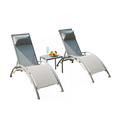 Ensemble de chaises longues pour piscine, ensemble de 3 chaises longues d'extérieur réglables en aluminium avec table d'appoint en métal, toutes saisons pour terrasse près de la piscine (gris, 2 chaises longues + 1 table)