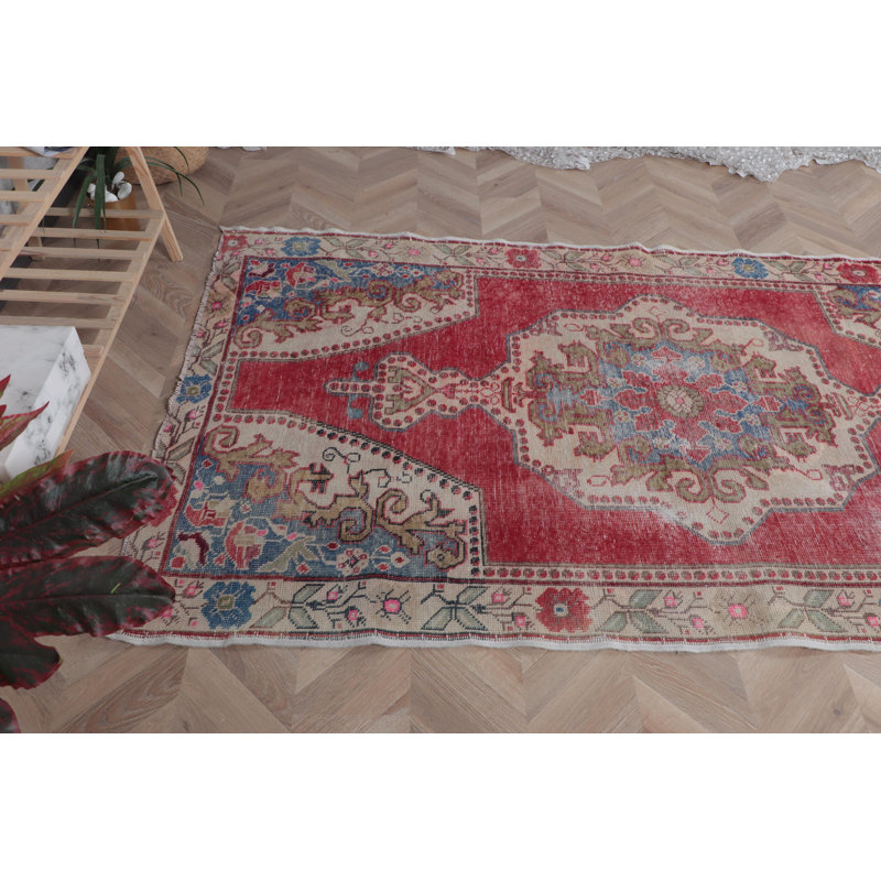 Tapis turc rétro en laine tissé à la main dans des tons rouges parfaits pour rehausser le décor du salon