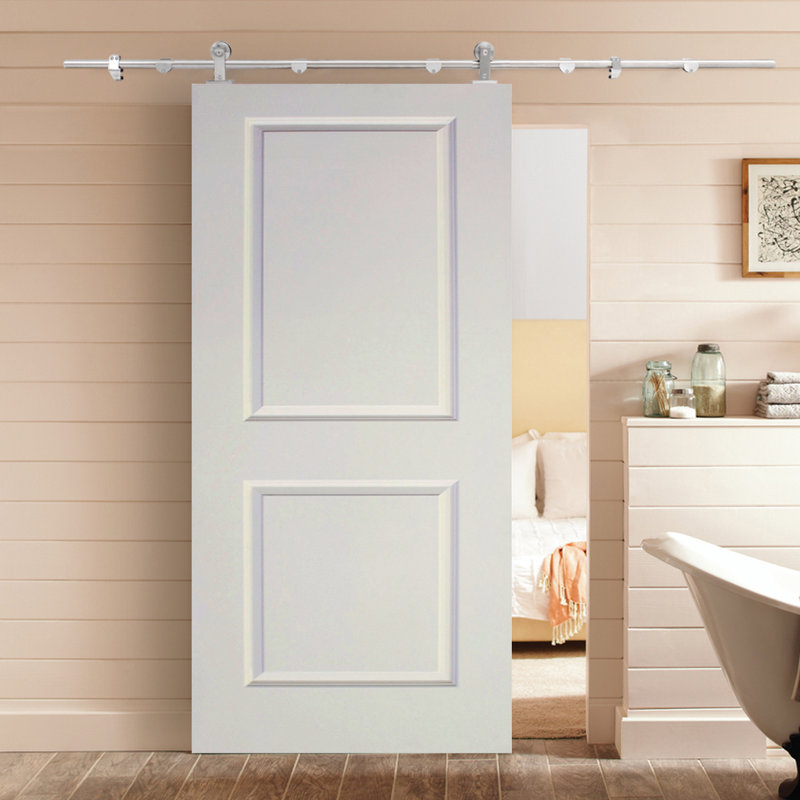 Porte de grange à panneau supérieure en bois manufacturé apprêté avec trousse de quincaillerie d'installation, 30 po x 80 po
