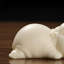 Illustration exquise d'hippopotame en céramique, créant un bureau élégant