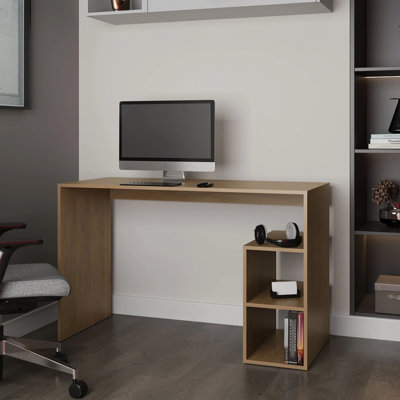 Bureau d'ordinateur en chêne naturel avec rangement ouvert et tablette, parfait pour les espaces de travail organisés et élégants.