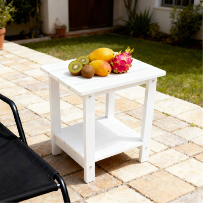 Une table d'appoint imitation bois texturée en bois, simple mais avec une texture riche. Il est livré avec un petit plateau de table et convient aux pique-niques en plein air. Blanc