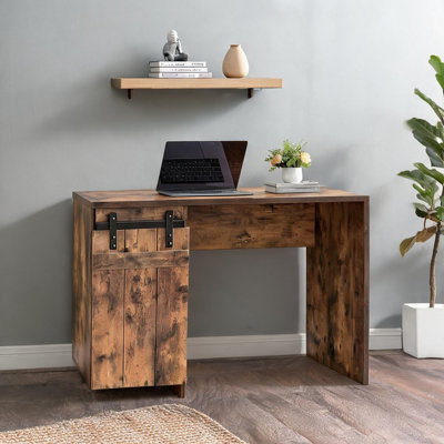 Bureau d'ordinateur pour la maison avec armoire à faux porte de grange et tablettes, stratifié de bois vieilli, 47,25 L
