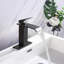 Robinet de lavabo de salle de bain à poignée simple avec bec cascade-115827299