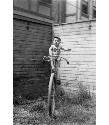 Baby on unicycle-reproduction de photo