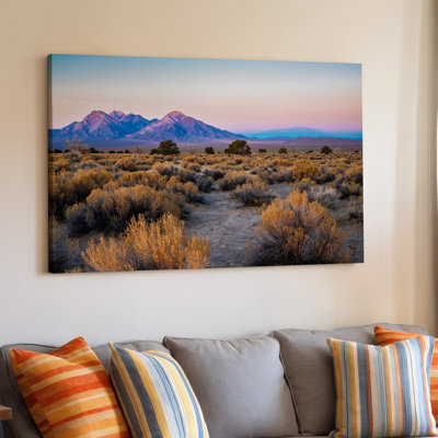 Toile, "Serene Desert Landscape At Dawn", avec un premier plan d'art mural arbustes et herbes brunes sèches dispersés sur une toile