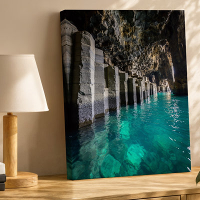 Reproduction d'art sur toile, "Une scène de grotte" à couper le souffle avec des colonnes de basalte hexagonales imposantes