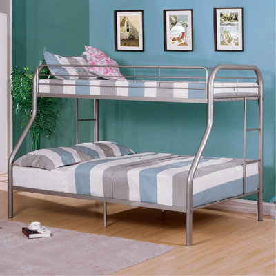 Lit simple superposé au dessus d'un lit double en métal de style contemporain avec échelle en angle