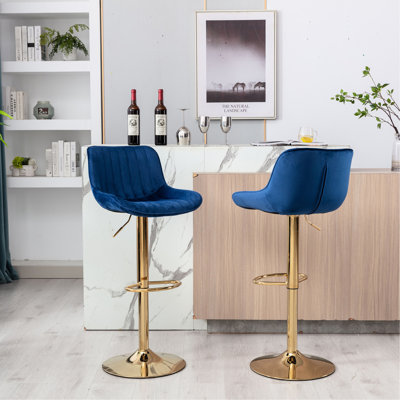De 2 tabourets de bar bleu marine. Repose-pieds et base réglables en hauteur. Velours + pieds dorés, levage mécanique, pivotant, base réglable en profondeur de 23,22 po. Rempli de mousse