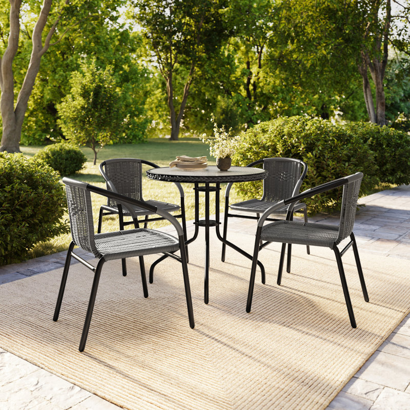 Table ronde en verre de 28 po avec bordure en rotin et quatre chaises empilables en rotin, Gris