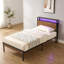 Structure de lit plateforme simple en métal avec tête de lit en bois, lumières DEL et chargement USB, aucun sommier nécessaire