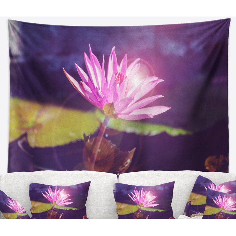 Tapisserie florale rose sur fond bleu, H 32 po x l 39 po