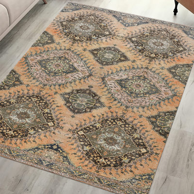 Tapis non tissé à imprimé floral avec des teintes vives de rouge et de bleu sur fond blanc, parfait pour ajouter une touche de couleur à n'importe quelle pièce