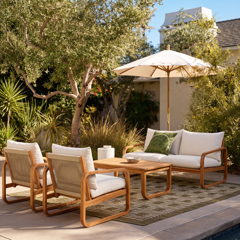 Ensemble de conversation d'extérieur en bois d'acacia de style moderne Mid-Century pour 4 personnes avec causeuse, chaises et table basse Saro, coussins épais pour le patio, la piscine et la cour