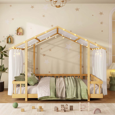 Lit plateforme avec baldaquin en tissu transparent et guirlande lumineuse
