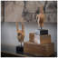 Sculpture en bois avec enseigne suspendue