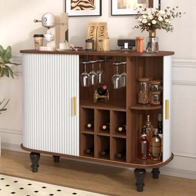 Armoire-bar cannelée de 39 po avec 6 casiers à vin et 3 porte-verres, armoire de bar Mid-Century moderne avec un grand tiroir de rangement et 4 espaces de rangement cachés sur le côté