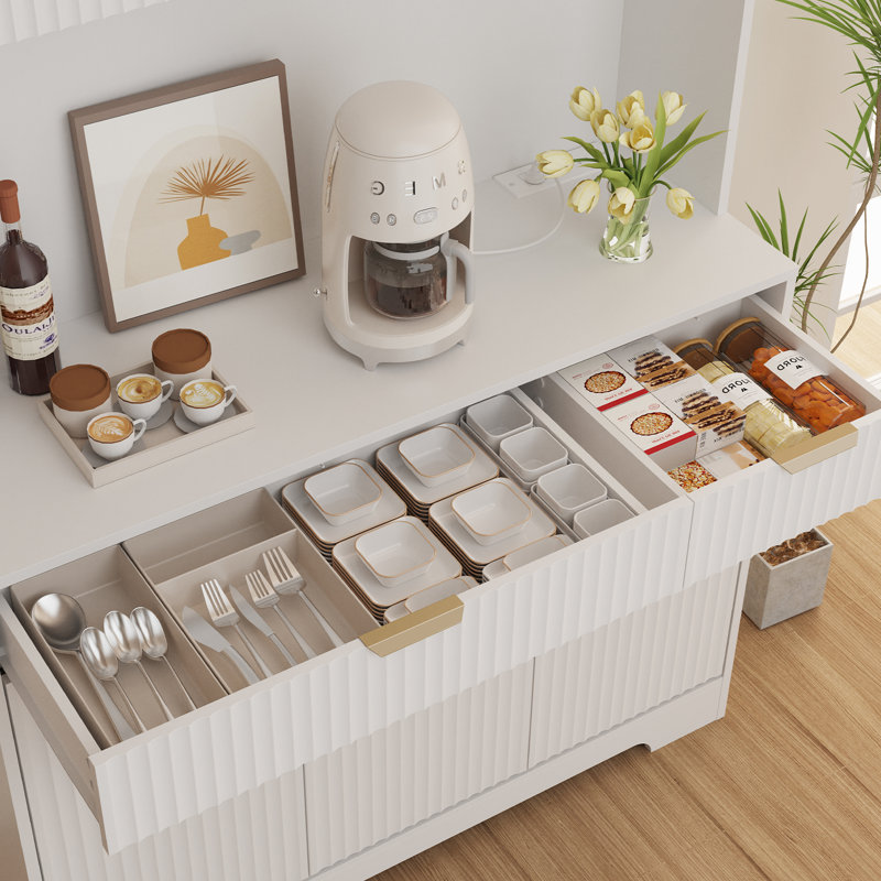 Grande armoire de rangement blanche cannelée avec station de charge et lumière DEL | Tablettes réglables, comptoir ouvert et tiroirs de rangement, grand garde-manger pour la cuisine, la salle à manger et le salon