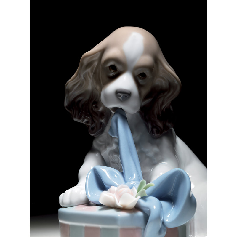 Figurine de chien en attente d’attente