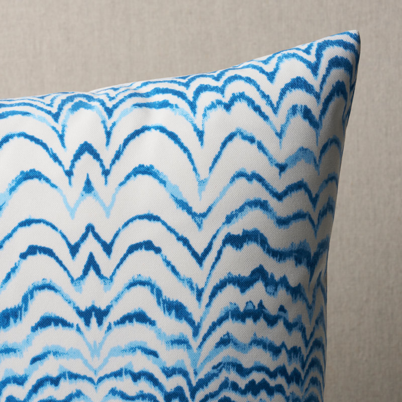 Coussin Schumacher x Trina Turk, Bleu, 18 po x 18 po