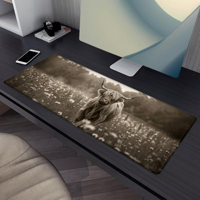 Tapis de souris Highland Cow, tapis de clavier de jeu rétro Forêts, protecteur d'ordinateur portable avec base en caoutchouc antidérapant, grands cadeaux MousePad pour bureau à domicile, décor Deskmat 15,75 po x 31,5 po Livré avec une tasse de 11 onces gratuite