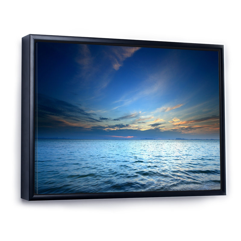 «Dramatic Tropical Sunset Sky II», peinture sur toile, H 16 po x l 32 po x P 1 po, Cadre flottant noir