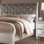 Très grand lit avec tête de lit tapissier en similicuir argenté, décoration de chambre à coucher transitionnelle