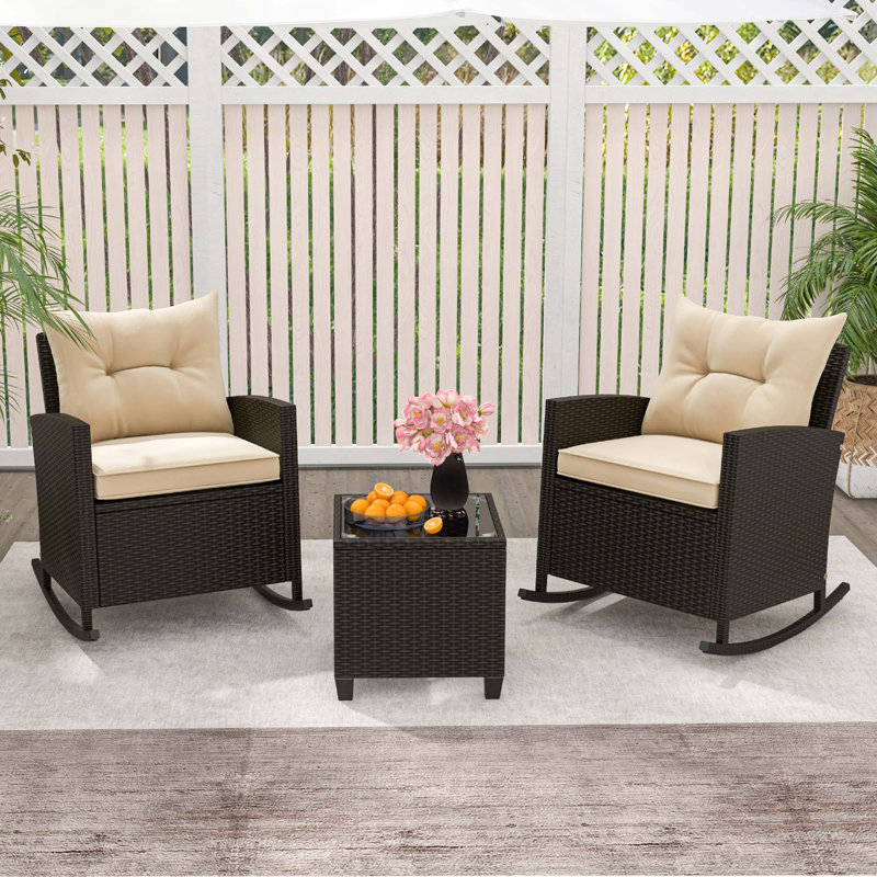 Ensemble berçant en osier de patio 3 pièces avec table en verre trempé et coussins moelleux Winston Porter