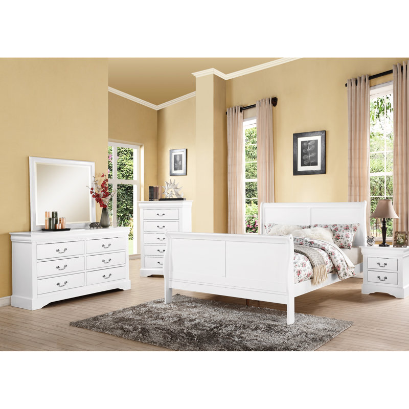 Grand lit blanc avec tête de lit courbée élégante pour une chambre à coucher sophistiquée