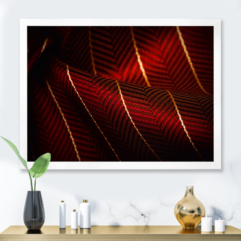 Tissu rouge rubis avec ligne dorée I - photographie sur toile, H 34 po x l 44 po x P 1,5 po, Cadre photo blanc