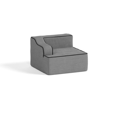 Canapé gris avec accoudoir gauche et un coussin