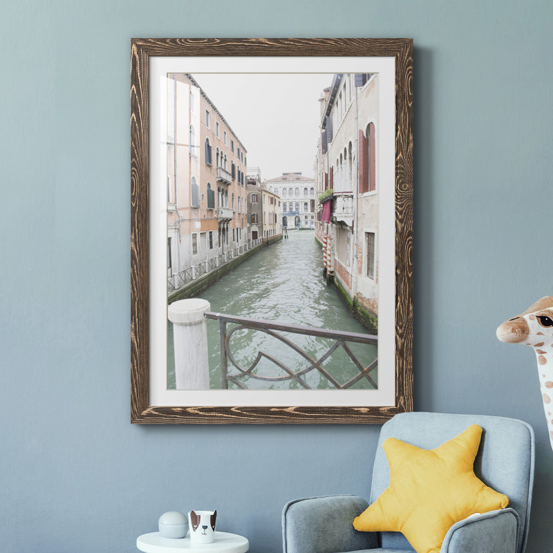 Venice Canal I - photographie avec cadre photo, H 31,5 po x l 23,5 po x P 1,5 po, Papier, cadre noyer
