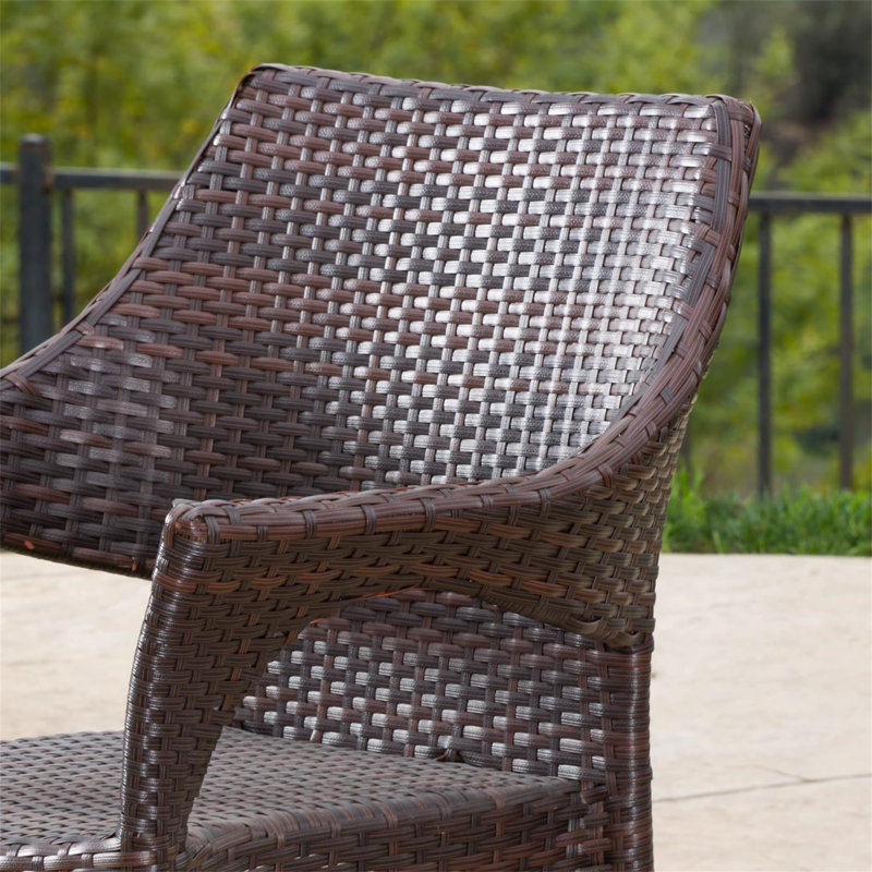 Chaise d'extérieur en résine (excluant la table)