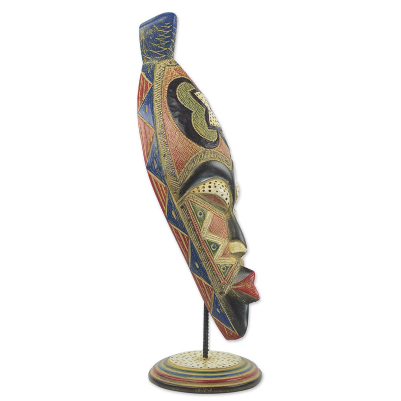 Utiliser un masque de bois africain Charlene