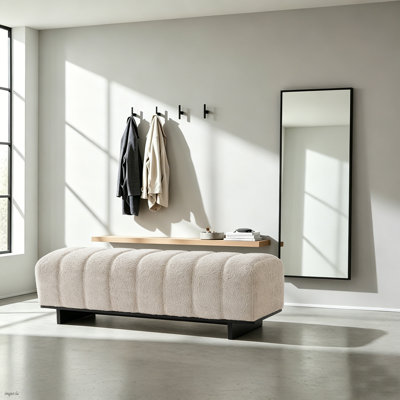 Banc moderne en fausse fourrure, banc rembourré avec repose-pieds avec base noire, banc d'entrée de 63 po de long pour le salon, la chambre à coucher