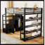 Grand lit mezzanine en métal noir avec tablettes de rangement, armoires et garde-robe