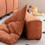 Chaise de salon sans accoudoirs avec dossier amovible. Conception de lignes irrégulières pour un look tendance. Amusant. Texture de peau de suède. Solutions de sièges personnalisables. Mousse haute densité relaxante. . 33,1 po