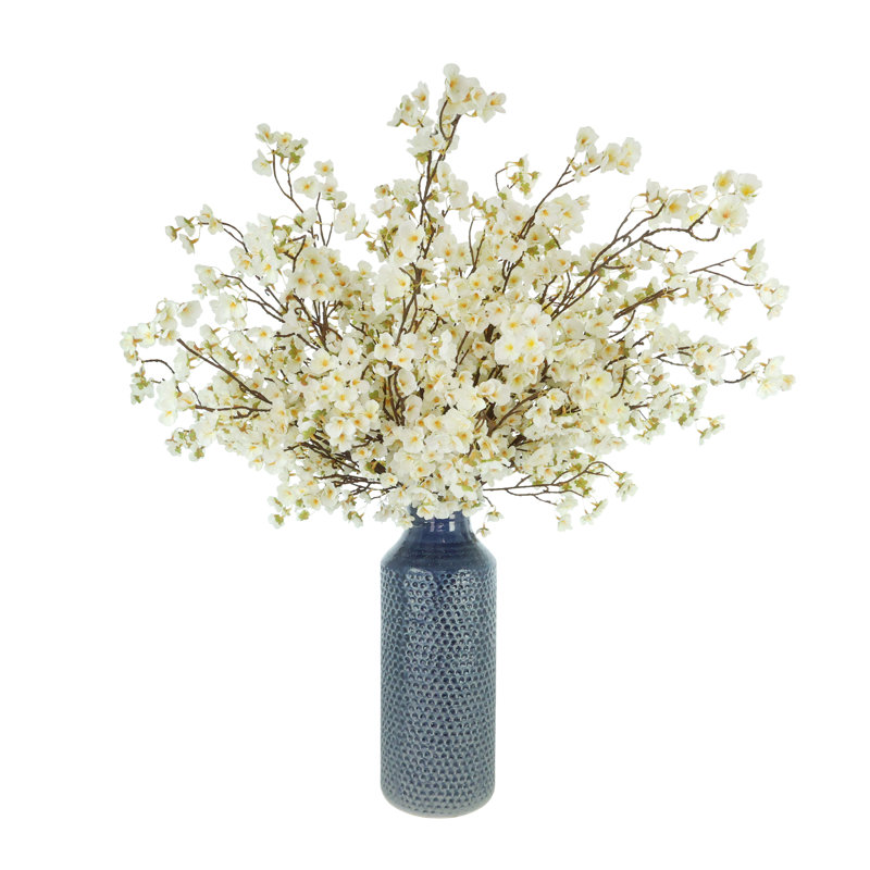 Tiges de fleurs de cerisier dans un vase en céramique, Blue