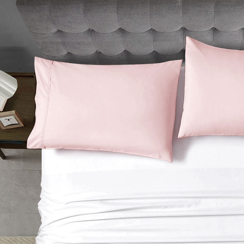 Taie d'oreiller en microfibre douce - Basics by Wayfair ™, Standard, Rougir