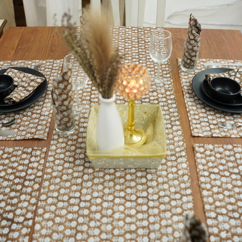 Chemin de table Red Barrel Studio® 16X90, décor de salle à manger, Tulsi Buti, rouille, Rectangle 10 po